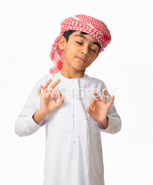 علامة الجوده و الإمتياز والتميز, بورتريه لولد عربي اماراتي خليجي يرتدي الكندورة والعمامة الاماراتية, إيماءات وجه ويدين تدل على الإعجاب والرضى, حالة جيده, القبول والموافقه، خلفية بيضاء