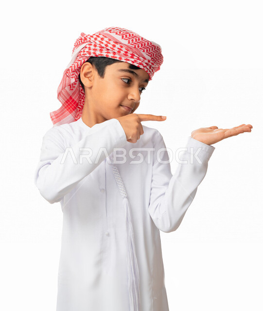 النقر بالأصبع على الشاشه, استخدام حاسة اللمس لتحريك العناصر الهولوجراميه, بورتريه لولد عربي اماراتي خليجي يرتدي العمامة والكندورة الاماراتية، يشير الى شيء ما, الشعور بالإعجاب والرضى, خلفية بيضاء