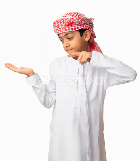 استخدام حاسة اللمس لتحريك العناصر الهولوجراميه, بورتريه لولد عربي اماراتي خليجي يرتدي العمامة والكندورة الاماراتية، يشير الى شيء ما, النقر بالأصبع على الشاشه, الشعور بالإعجاب والرضى, خلفية بيضاء