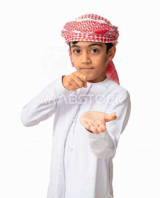 النقر بالأصبع على الشاشه, استخدام حاسة اللمس لتحريك العناصر الهولوجراميه, بورتريه لولد عربي اماراتي خليجي يرتدي العمامة والكندورة الاماراتية، يشير الى شيء ما, الشعور بالإعجاب والرضى, خلفية بيضاء