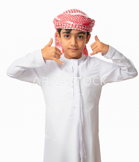 محادثات ودردشات و صداقات وتعارف, التواصل الإجتماعي عبر الجوال، بورتريه لولد عربي اماراتي خليجي يرتدي الكندورة والعمامة الاماراتية, إيماءات وجه ويدين تدل على إجراء مكالمه هاتفيه, طلب التواصل عبر الهاتف المحمول, خلفية بيضاء