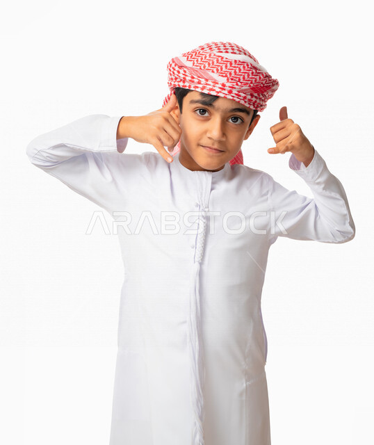 إيماءات وجه ويدين تدل على إجراء مكالمه هاتفيه, التواصل الإجتماعي عبر الجوال، بورتريه لولد عربي اماراتي خليجي يرتدي الكندورة والعمامة الاماراتية, طلب التواصل عبر الهاتف المحمول, محادثات ودردشات و صداقات وتعارف, خلفية بيضاء