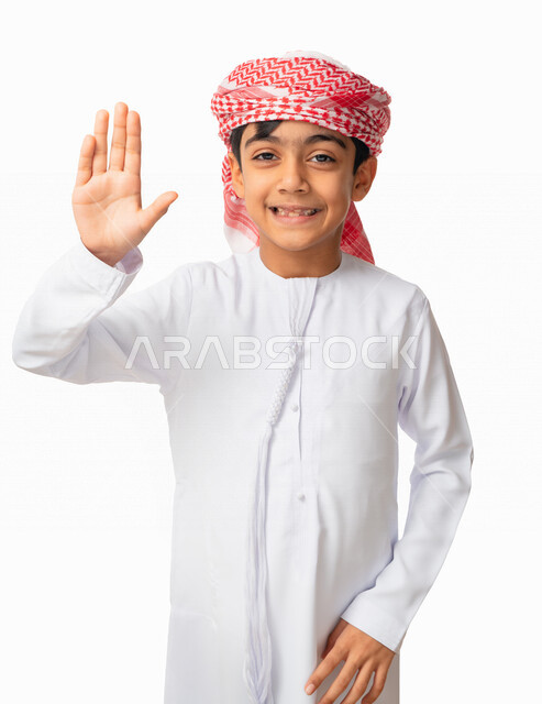 الشعور بالإنزعاج و الرفض والإمتناع، إلقاء التحية والسلام، بورتريه لولد عربي اماراتي خليجي يرتدي الكندورة والعمامة الاماراتية ويرفع كفه للأعلى, إيماءات يدين تدل على الأمر بالتوقف عن فعل شيء ما و النهي عنه, خلفية بيضاء