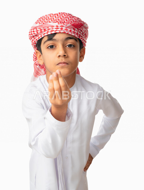 ايماءات يد تدل على طلب الإنتظار ,إمهال بعض الوقت لفعل شيء، التهديد و التوعد لشيء ما، بورتريه لولد عربي اماراتي خليجي يرتدي الكندورة والعمامة الاماراتية ويضع يده على خصره ،الصبر والتريث و التأني, خلفية بيضاء