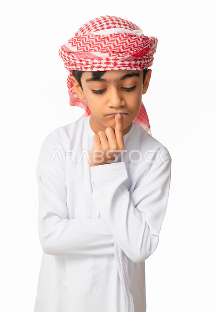 التفكير و التأمل و التخطيط للمستقبل، إيماءات وجه ويدين تدل على التفكير بشيء ما, التمعن والتركيز لإيجاد حل لمشكلة، بورتريه مقرب لولد عربي اماراتي خليجي يرتدي الكندورة والعمامة, خلفية بيضاء
