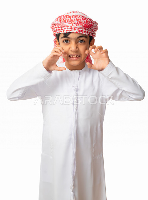 سوء الخلق والتربيه ،اشارات تدل على المشاكسه والعناد والتصرف بحركات غير لائقة، بورتريه مقرب لفتى عربي اماراتي خليجي يرتدي العمامة والكندورة الاماراتية ويرفع يديه للهجوم على شيء ما بشراسة ،  خلفية بيضاء