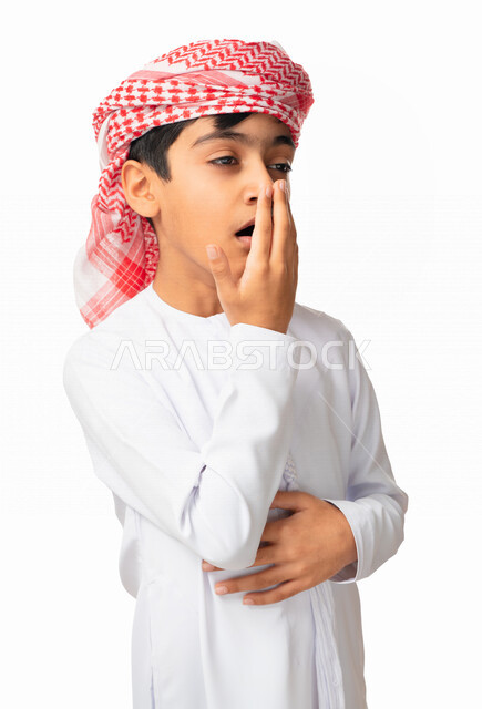 الشعور بالتعب والتثاؤب، الكسل والخمول، الإحساس بالإرهاق و الحاجه الى النوم والراحه ,بورتريه لولد عربي اماراتي خليجي يرتدي الكندورة والعمامة يضع يده على فمه ،إيماءات وجه ويدين تدل على النعاس,  خلفية بيضاء