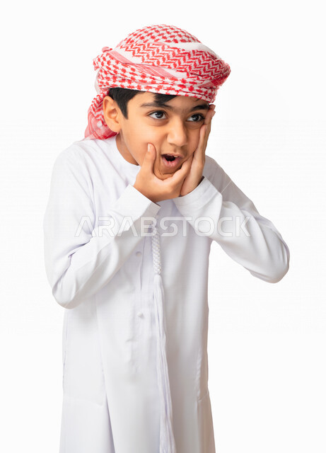  طلب العلاج و المساعده, التهاب اللثه وتسوس الأَضراس, الاحتياج الى زيارة طبيب الأسنان، بورتريه لولد عربي اماراتي خليجي يرتدي الكندورة و العمامة الاماراتية, إيماءات وجه ويدين تدل على الشعور بألم الأسنان, التعب والإرهاق ,خلفية بيضاء