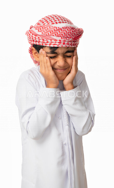  ألم شديد بالرأس و الاحساس بالمرض, إيماءات وجه ويدين تدل على الشعور بالصداع، بورتريه لولد عربي اماراتي خليجي يرتدي الكندورة و العمامة الاماراتية, التعب والإرهاق و الحاجه للعلاج, طلب المساعده للذهاب الى المستشفى, خلفية بيضاء