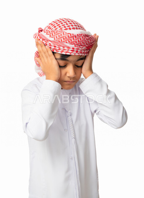 إيماءات وجه ويدين تدل على الشعور بالصداع، الاحساس بالمرض و ألم بالرأس, بورتريه لولد عربي اماراتي خليجي يرتدي الكندورة و العمامة الاماراتية, التعب والإرهاق و الحاجه للعلاج, طلب المساعده للذهاب الى المستشفى, خلفية بيضاء