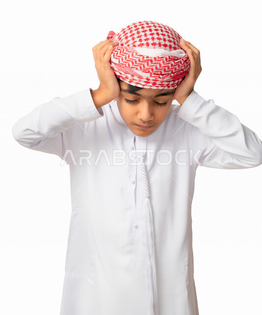 التعب والإرهاق و الحاجه للعلاج, الاحساس بالمرض و ألم بالرأس, بورتريه لولد عربي اماراتي خليجي يرتدي الكندورة و العمامة الاماراتية, إيماءات وجه ويدين تدل على الشعور بالصداع، طلب المساعده للذهاب الى المستشفى, خلفية بيضاء