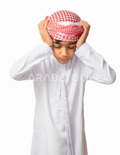 الاحساس بالمرض و ألم بالرأس, بورتريه لولد عربي اماراتي خليجي يرتدي الكندورة و العمامة الاماراتية, إيماءات وجه ويدين تدل على الشعور بالصداع، التعب والإرهاق و الحاجه للعلاج, طلب المساعده للذهاب الى المستشفى, خلفية بيضاء