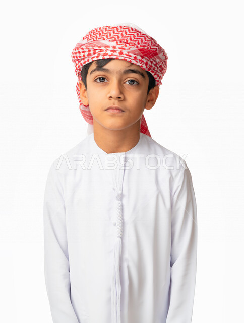 الوقوف أمام الكاميرا بشكل منتظم، بورتريه لولد عربي اماراتي خليجي يرتدي االعمامة والكندورة الاماراتية ، ايماءات وجه مختلفه ،خلفية بيضاء