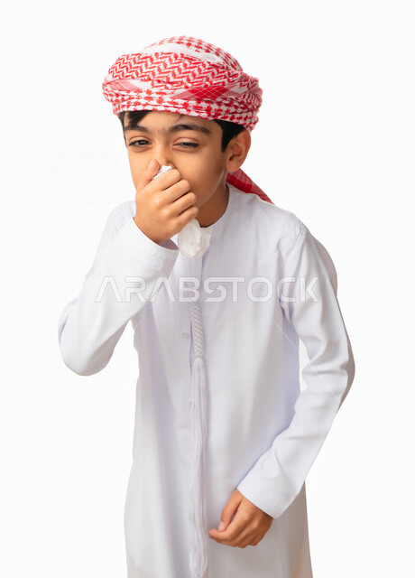 استخدام المناديل الورقيه للعطس, بورتريه لولد عربي اماراتي خليجي يرتدي العمامة والكندورة بإيماءات وجه ويدين تدل على العطاس, الشعور بالمرض و الزكام, أخذ الحذر من فايروس كورونا (كوفيد-19), خلفية بيضاء