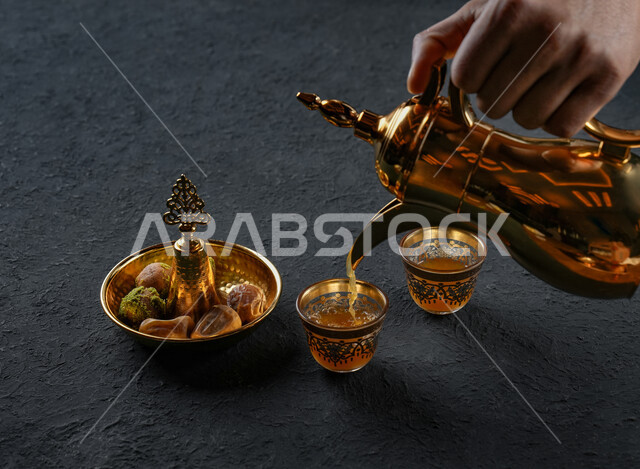 دلة قهوة عربية مع فنجانين قهوة، طبق التمر، رمضان، تقديم القهوة الساخنة للضيوف، إكرام الضيف، الضيافة السعودية، القهوة العربية، حسن الضيافه والإستقبال، الترحيب بالضيوف، أعياد ومناسبات