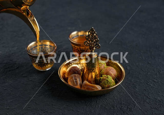 دلة قهوة عربية مع فنجانين قهوة، طبق التمر، رمضان، تقديم القهوة الساخنة للضيوف، إكرام الضيف، الضيافة السعودية، القهوة العربية، حسن الضيافه والإستقبال، الترحيب بالضيوف، أعياد ومناسبات