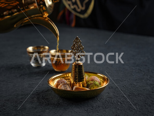 دلة قهوة عربية مع فنجانين قهوة، طبق التمر، رمضان، تقديم القهوة الساخنة للضيوف، إكرام الضيف، الضيافة السعودية، القهوة العربية، حسن الضيافه والإستقبال، الترحيب بالضيوف، أعياد ومناسبات