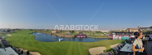 صورة بانورامية لملعب نادي رويال غرينز في مدينة الملك عبدالله الاقتصادية بجدة في المملكة العربية السعودية، بطولة ليف قولف انفايتيشونال في جدة، بحيرة مائية، ملعب عشبي، الاتحاد السعودي للعبة الجولف، ارامكو، بطولة الجولف العالمية