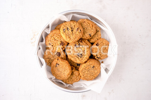 قطع الكوكيز المحشوة برقائق الشوكلاتة، رقائق الكوكيز الساخنة، رقاقات البسكويت الهشة والخفيفة، بسكويت برقائق الشوكلاتة اللذيذة، حلويات مخبوزة طازجة