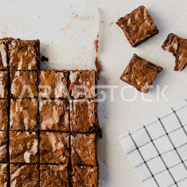 قطع البراونيز اللذيذة، كيك البراونيز، كيكة هشة غنية بالشوكلاتة، قطع الكيك الشهية، كرم الضيافة، مخبوزات طازجة 