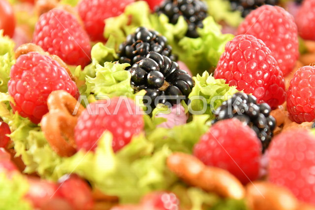 توزيعات ضيافة أقراص صغيرة من الفطائر الهشة ، مخبوزات طازجة ، مخبوزات ومعجنات ، حشوات مختلفة للفطائر ، أكلات شهية , توزيعات مناسبات واستقبال , كرم الضيافة .