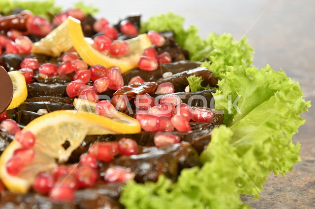 صورة مقربة لطبق من ورق العنب اللذيذ مع الخضروات، وجبات الطعام الشهية، أطباق الطعام اللذيذة، مطاعم للمأكولات العربية الشرقية، اكلات عربية شرقية
