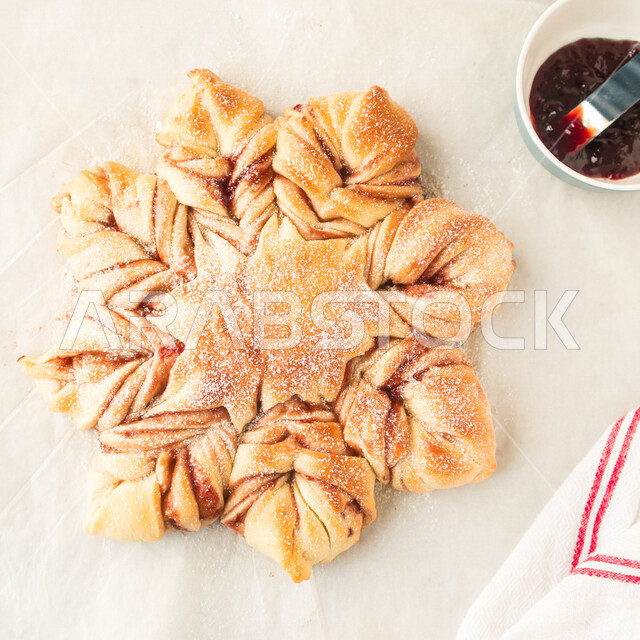 صورة مقربة لخبز محشي بالتوت على شكل نجمة ، مخبوزات شهية، الخبز الهش والطري، مخبوزات ساخنه، فطور صباحي شهي