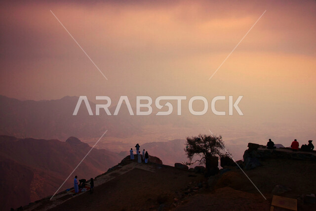جبال الهدا في مدينة الطائف غرب المملكة العربية السعودية وقت الغروب، مجموعة من السياح في جولة سياحية على جبال الهدا بالطائف، السياحة في السعودية، جبال الطائف، عقبة الهدا في مدينة الطائف، المرتفعات الجبلية