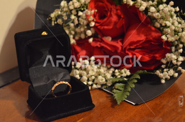 صورة مقربة لدبلة وباقة ورد أحمر ، مناسبات سعيدة ، فلنتاين ، مناسبات وأفراح ، مناسبة خطوبة ، دبلة عروسة