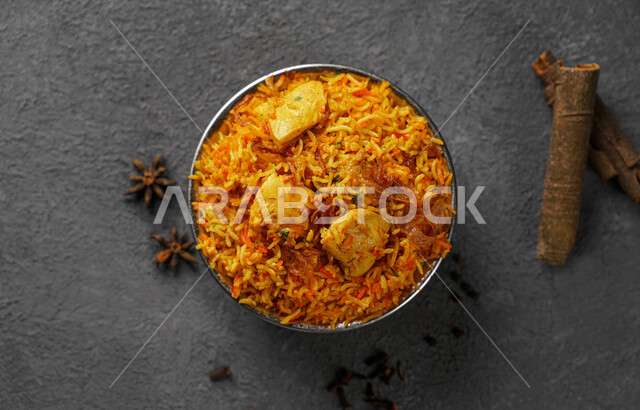 طبق من أرز البرياني اللذيذ مع اللحم، أرز مبهر، أكلات عربية تقليدية، مأكولات عربية، أطباق شعبية، وصفات وأطباق طعام لذيذة، وجبات الطعام الصحية الشهية، مطاعم شرقية، مطاعم للمأكولات العربية الشرقية