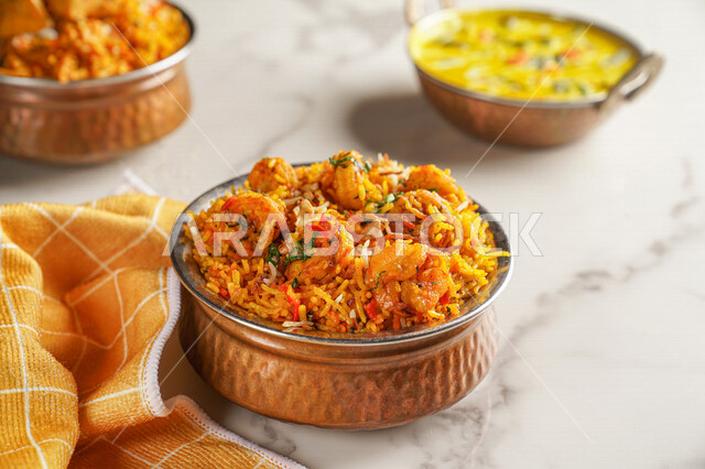 طبق من أرز البرياني اللذيذ مع اللحم، أرز مبهر، أكلات عربية تقليدية، مأكولات عربية، أطباق شعبية، وصفات وأطباق طعام لذيذة، وجبات الطعام الصحية الشهية، مطاعم شرقية، مطاعم للمأكولات العربية الشرقية