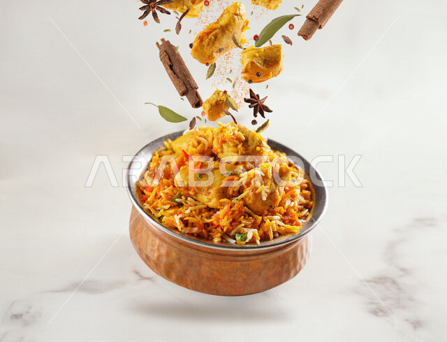 طبق من أرز البرياني اللذيذ مع اللحم، أرز مبهر، أكلات عربية تقليدية، مأكولات عربية، أطباق شعبية، وصفات وأطباق طعام لذيذة، وجبات الطعام الصحية الشهية، مطاعم شرقية، مطاعم للمأكولات العربية الشرقية