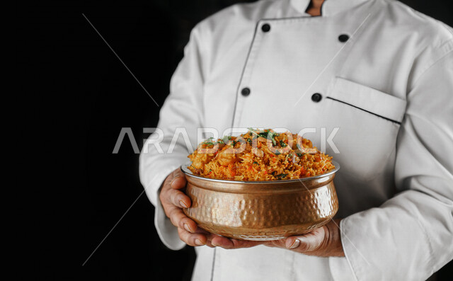 صورة مقربة لشيف يمسك طبق من أرز البرياني اللذيذ مع اللحم، أرز مبهر، أكلات عربية تقليدية، مأكولات عربية، أطباق شعبية، وصفات وأطباق طعام لذيذة، وجبات الطعام الصحية الشهية، مطاعم شرقية، مطاعم للمأكولات العربية الشرقية