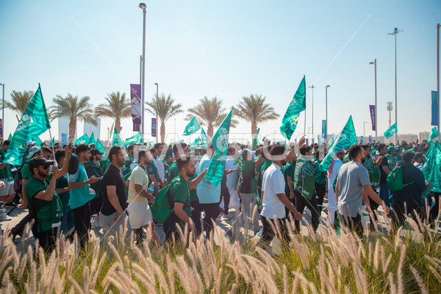جماهير المنتخب السعودي يهتفون ويشجعون المنتخب السعودي، رفع اعلام السعودية، التوجه للاستاد لتشجيع المنتخب السعودي لكرة القدم، كأس العالم في قطر 2022، فريق السعودية في المونديال، الأخضر السعودي، بطولة كأس العالم، فيفا 2022، مونديال قطر