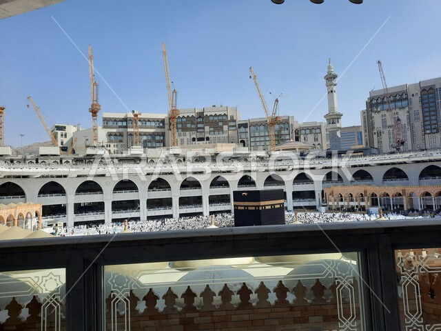  الحرم المكي الشريف في مكة المكرمة بالمملكة العربية السعودية ، أداء مناسك الحج والعمرة، العبادة والتقرب إلى الله، معالم دينية إسلامية، موسم الحج، الحجاج المسلمين يطوفون حول الكعبة المشرفة في مكة المكرمة، مبنى برج الساعة الملكي، أماكن إسلامية مقدسة