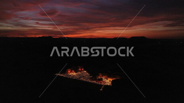 مجموعة من الشموع المضيئة امام المتحف الطائر في العلا بالمملكة العربية السعودية، شموع مضيئة، تجهيزات مهرجان شتاء طنطورة في الحجر التاريخي بالعلا، السياحة في السعودية