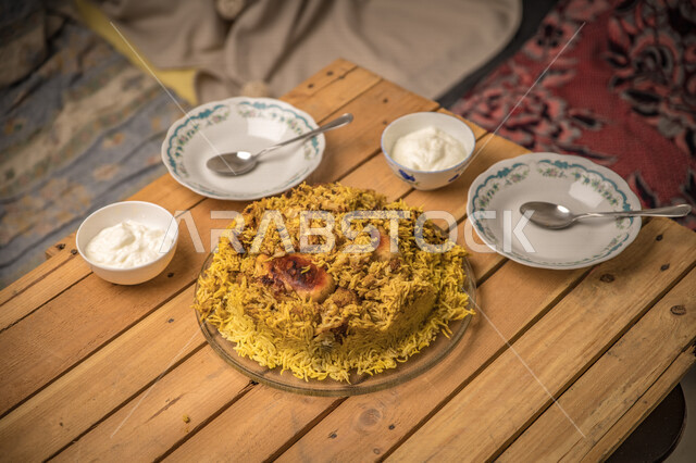 طبق من أرز المقلوبة اللذيذ مع الدجاج، أرز مبهر، أكلات عربية تقليدية، مأكولات عربية، أطباق شعبية، وصفات وأطباق طعام لذيذة، وجبات الطعام الشهية، مطاعم شرقية، مطاعم للمأكولات العربية الشرقية