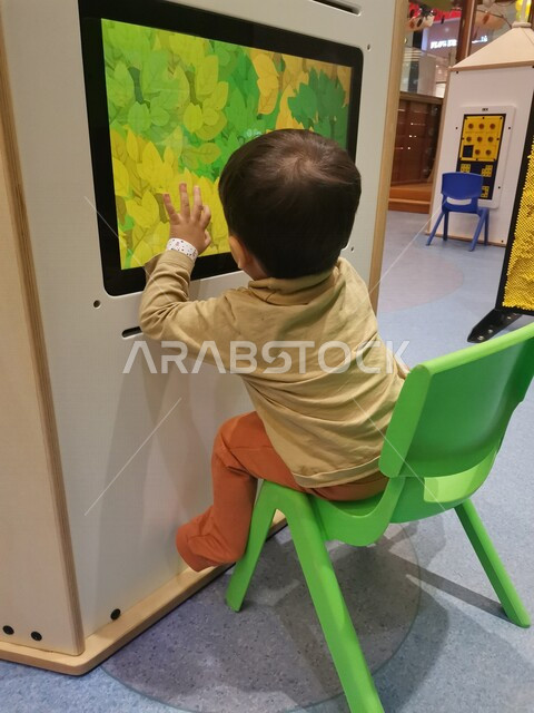 طفل في أحد مراكز التنميه الفكريه ، نشاطات علميه تعليميه للاطفال, أنشطة فنية و ترفيهية ، تعليم و ابداع ، تنمية مهارات ، حضانة أطفال ، روضة أطفال .