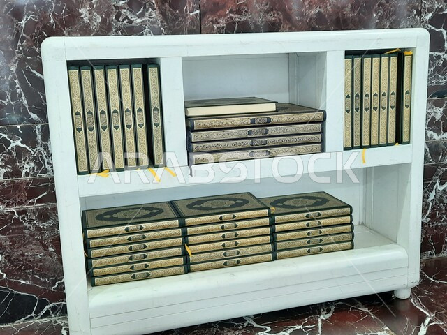 صورة مقربة لمجموعة من المصاحف داخل المسجد الحرام  في مكه المكرمه بالمملكة العربية السعودية، القرآن الكريم، قراءة كتاب الله، رمضان، جمعة مباركة، العبادة والتقرب الى الله، اسلاميات وعبادة