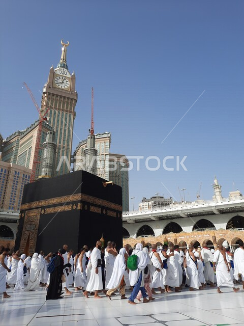 الحرم المكي الشريف في مكة المكرمة بالمملكة العربية السعودية ، أداء مناسك الحج والعمرة، العبادة والتقرب إلى الله، معالم دينية إسلامية، موسم الحج 2022 ، الحجاج المسلمين يطوفون حول الكعبة المشرفة في مكة المكرمة، مبنى برج الساعة الملكي