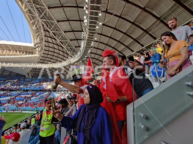 صوره من الجانب للجماهير في ملعب أحمد بن علي في مدينة الدوحه في قطر, بطولة كأس العالم 2022 في قطر, نهائيات كأس العالم 2022, كاس العالم فيفا, مونديال قطر, تشجيع الفريق القطري لكرة القدم, الشغف بكرة القدم, أنديه وتشجيع