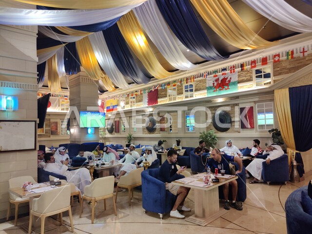  مجموعه من القطرين مجتمعون في مقهى لمشاهدة مباريات كأس العالم, بطولة كأس العالم 2022 في قطر, نهائيات كأس العالم 2022, كاس العالم فيفا, مونديال قطر, تشجيع الفريق القطري لكرة القدم, الشغف بكرة القدم, أنديه وتشجيع