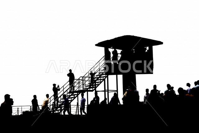 صورة ظلية لأِشخاص يقفون في داخل برج المراقبة بالأبيض والأسود ، برج مراقبة الحدود