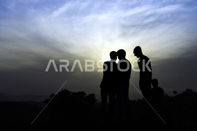 صورة ظلية لمجموعة من الأشخاص في مناطق منعزلة ، جمال منظر الشروق في سماء الزرقاء ، خلفية الطبيعة