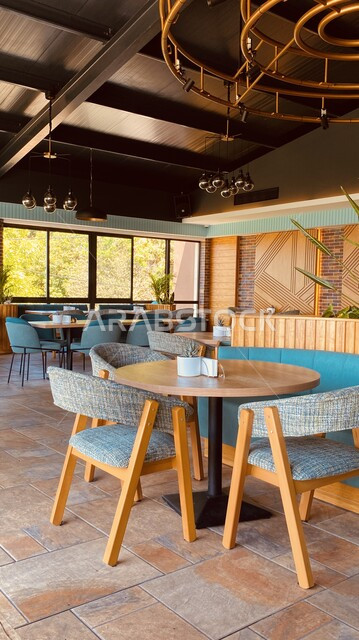 صورة من الداخل أحد المطاعم الفاخرة، جلسات رائعة وهادئة، تصاميم راقية، ديكورات مميزة، أماكن سياحية، كافيهات ومطاعم