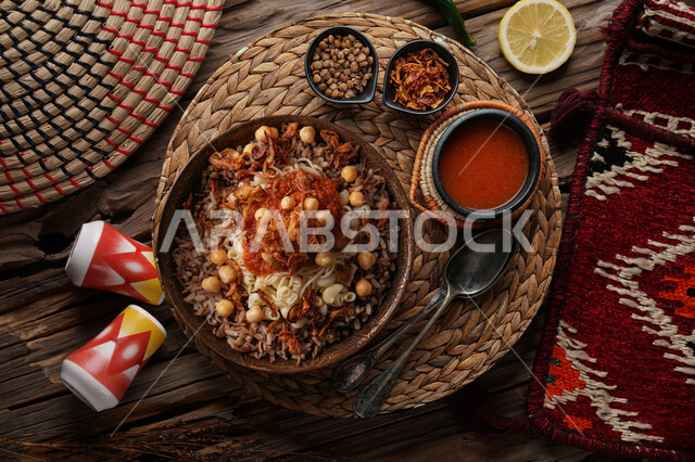 طبق من الارز والمعكرونة المزينة بالصلصة الحارة، كشري مصري لذيذ، أكلات عربية تقليدية، مأكولات عربية، أطباق شعبية، وصفات طعام لذيذة، وجبات الطعام الشهية