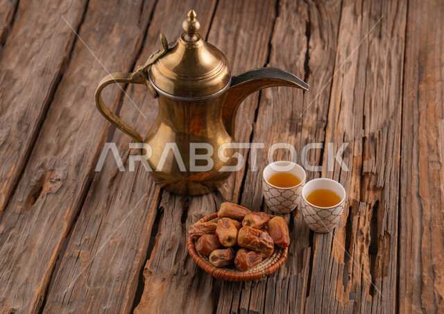 دلة قهوة عربية مع فنجانين قهوة، طبق التمر، رمضان، تقديم القهوة الساخنة للضيوف، إكرام الضيف، الضيافة السعودية، القهوة العربية، حسن الضيافه والإستقبال، الترحيب بالضيوف، أعياد ومناسبات