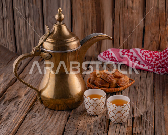 دلة قهوة عربية مع فنجانين قهوة، طبق التمر، رمضان، تقديم القهوة الساخنة للضيوف، إكرام الضيف، الضيافة السعودية، القهوة العربية، حسن الضيافه والإستقبال، الترحيب بالضيوف، أعياد ومناسبات