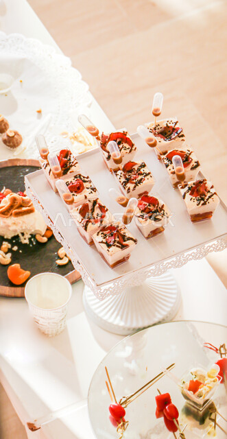 قطع حلوى الكيك بالشوكلاتة اللذيذة، قطع كيك مزينة بكريمة الفانيلا الشهية، أعياد ميلاد، مناسبات سعيدة، حلويات شهية