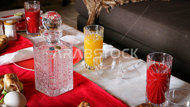 كوبين من العصير الطبيعي اللذيذ، مشروبات باردة من الفواكه الطازجة، مشروبات باردة، عصائر طبيعية لذيذة، قارورة زجاجية من الماء، عصير منعش ولذيذ، اكواب زجاجية